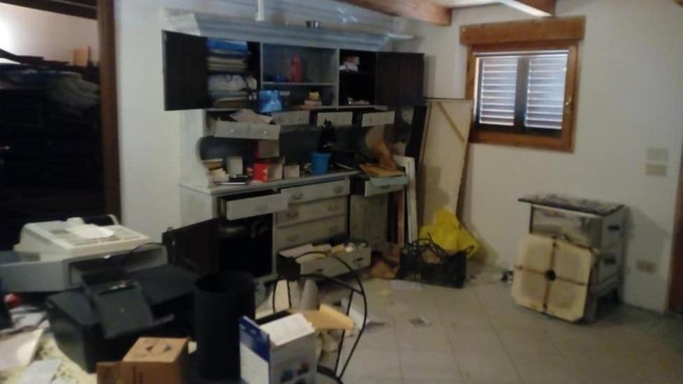 Bagno devastato dai ladri «Hanno sfondato a calci anche quarantasei cabine»