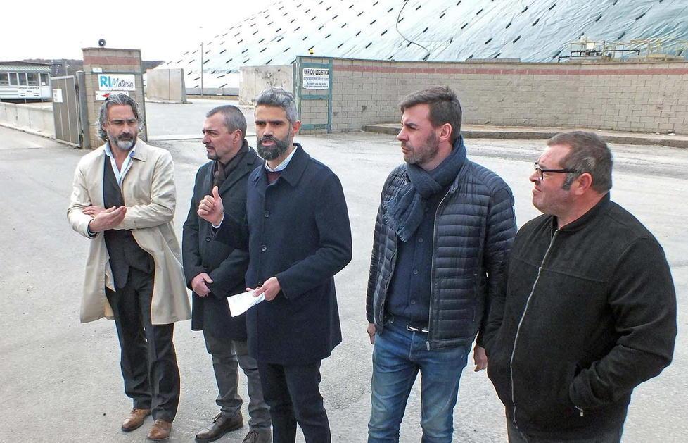 Ferrari sceglie la discarica per la campagna elettorale 