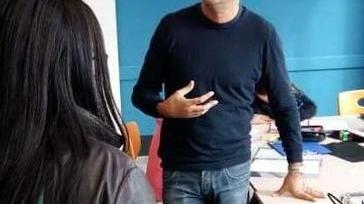Centinaia in corteo per difendere la scuola tra slogan e tamburi «Vogliamo sicurezza»