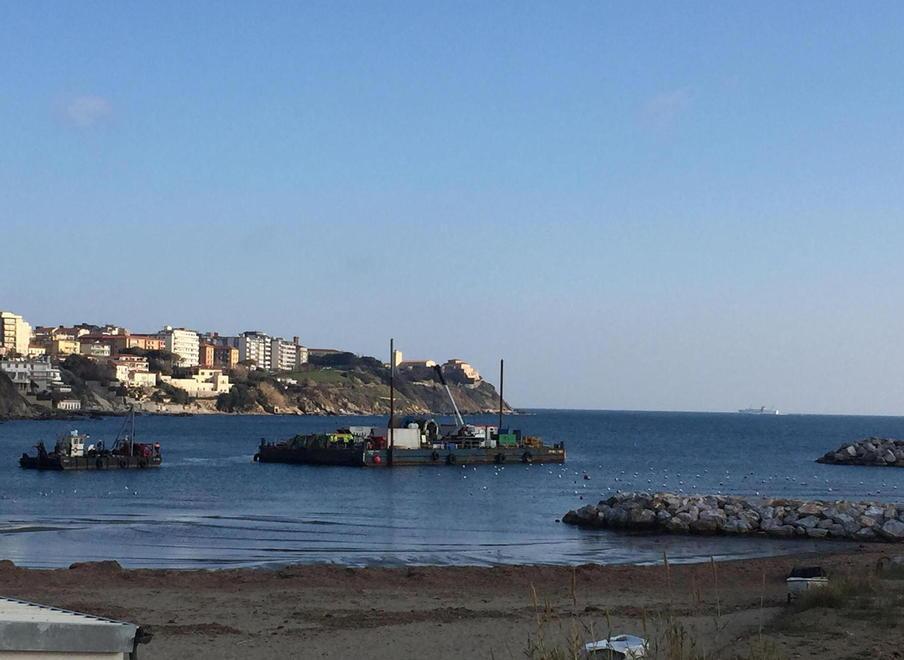In corso il ripristino di un cavo tranciato nel golfo di Salivoli 