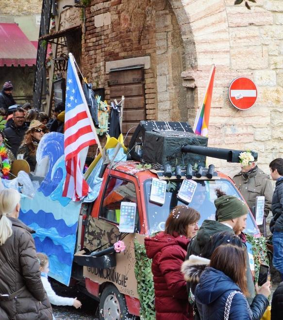 Nelle vie del paese c’è la sfilata degli apini 