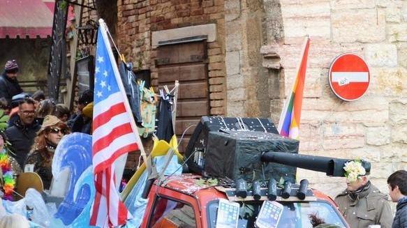 Nelle vie del paese c’è la sfilata degli apini