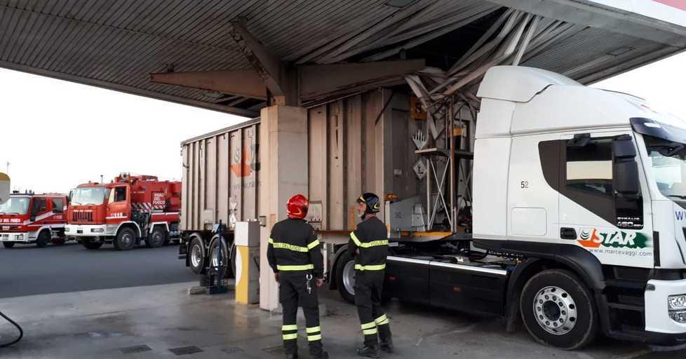 Tir danneggia il distributore