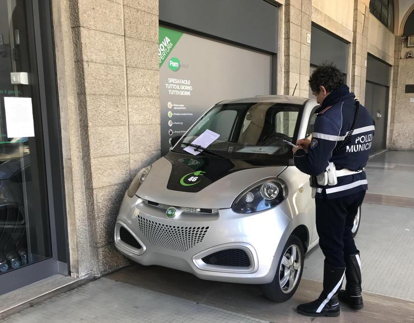 Livorno, direttore della Pam parcheggia l’auto sotto i portici per denunciare il degrado nel centro