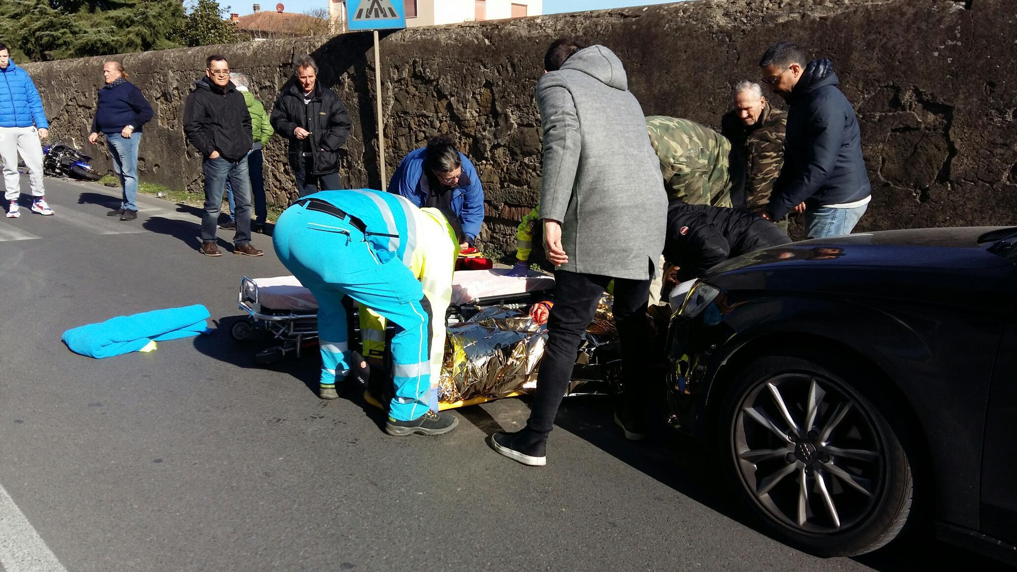 I soccorsi al motociclista ferito
