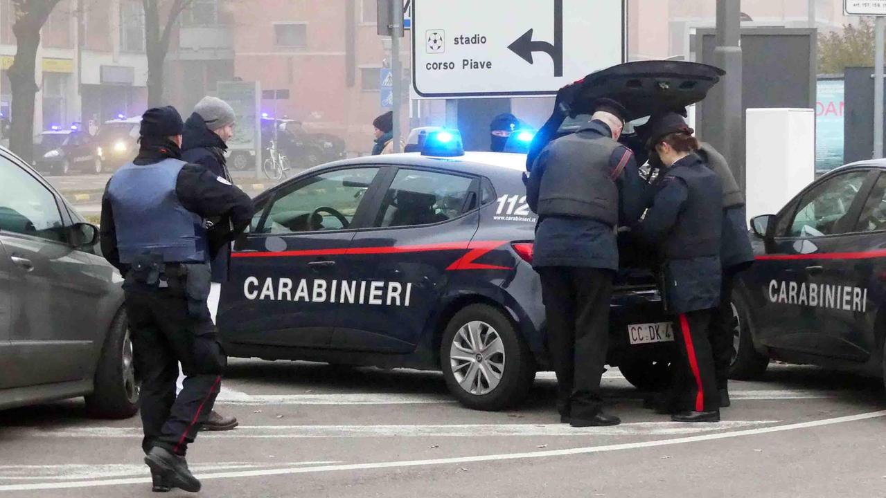 Calci e gomitate ai carabinieri