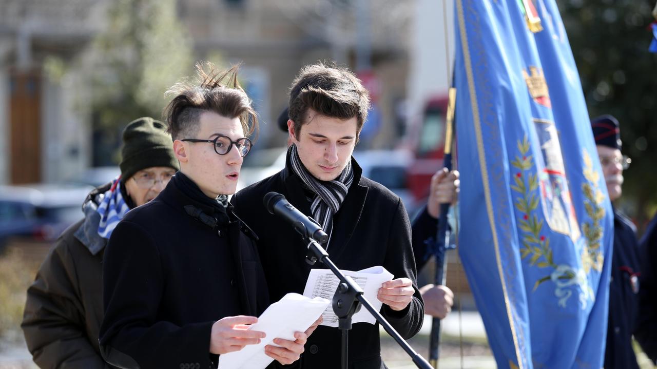 Riccardo Russo e Francesco Lari leggono i nomi dei 333 caduti nella Grande guerra (foto Sestini)