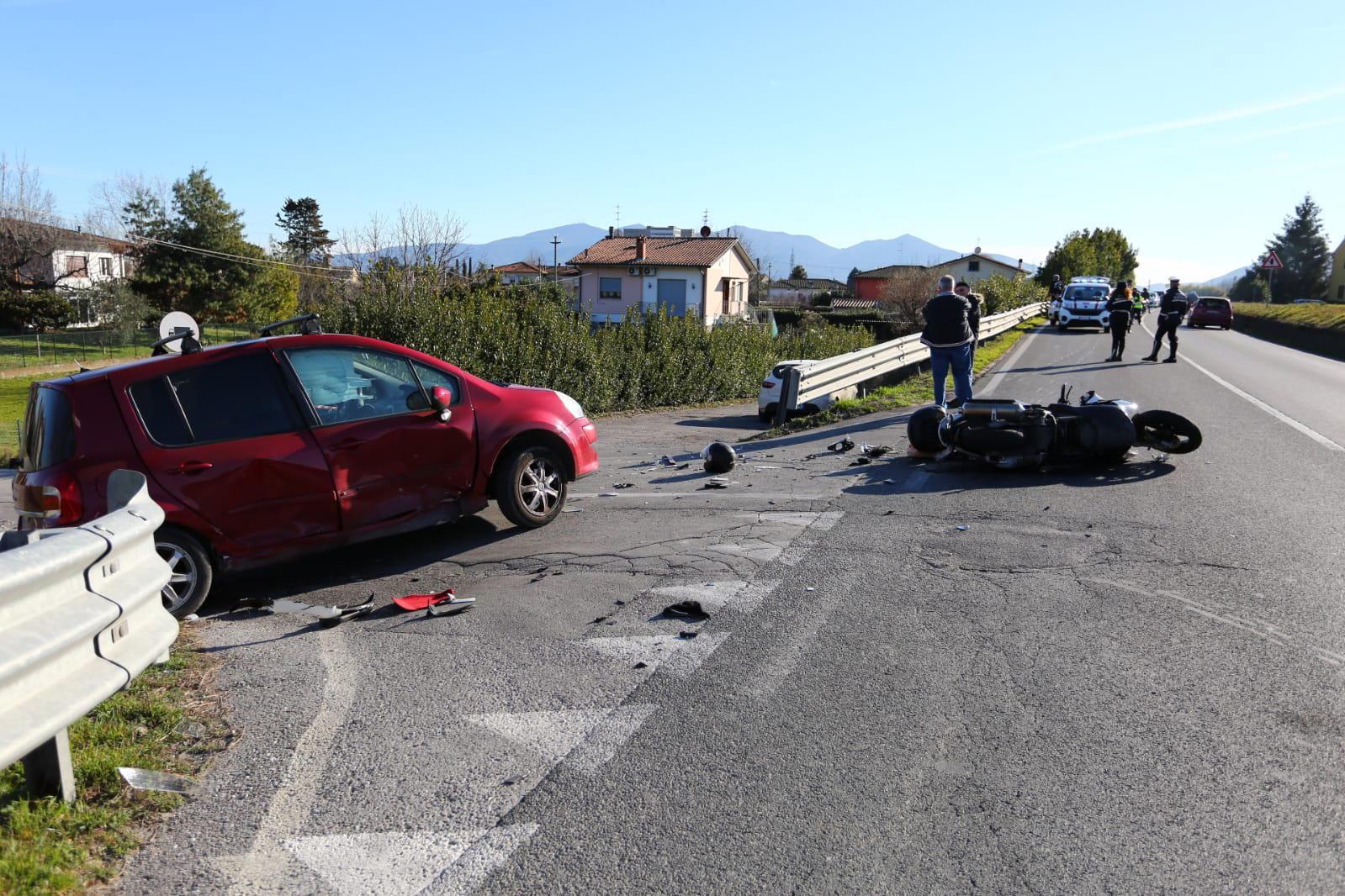 Con lo scooter contro un'auto: muore a 58 anni sulla via del Brennero 