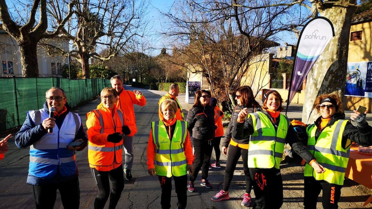 Un gruppo di partecipanti al Parkrun nei vialetti della Pineta termale