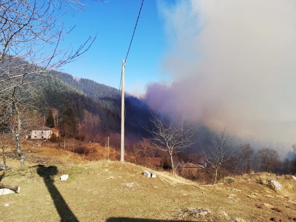 L'incendio fotografato dal sindaco di Careggine Mario Puppa