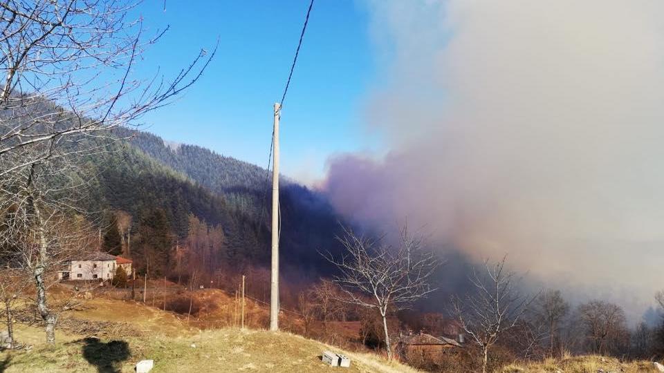 L'incendio fotografato dal sindaco di Careggine Mario Puppa