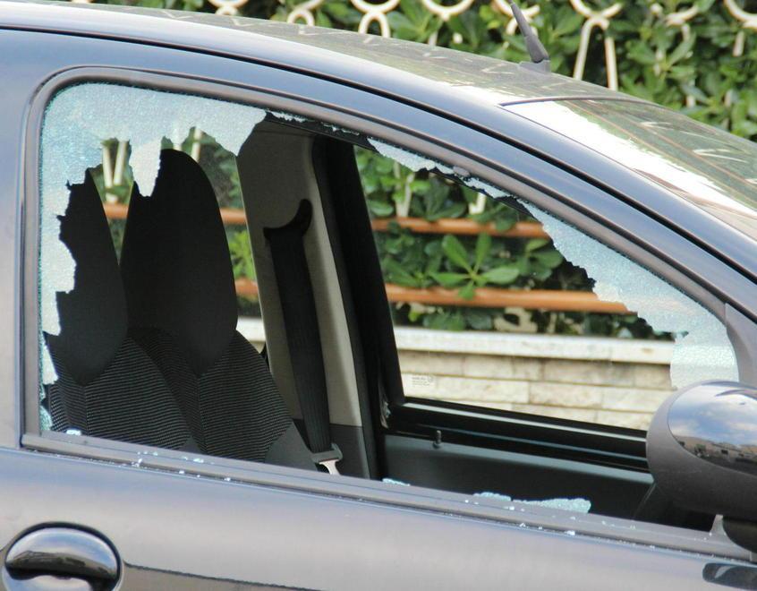 Mamma crocifissa sul web per aver scritto del figlio lasciato solo in auto 