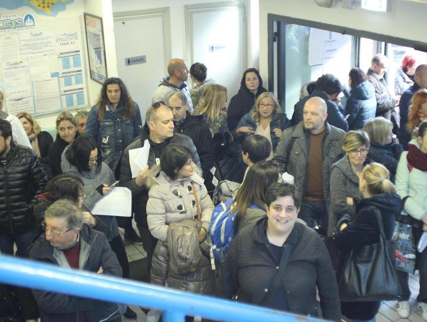 Troppo pubblico, in piscina arrivano Polizia e Finanza 