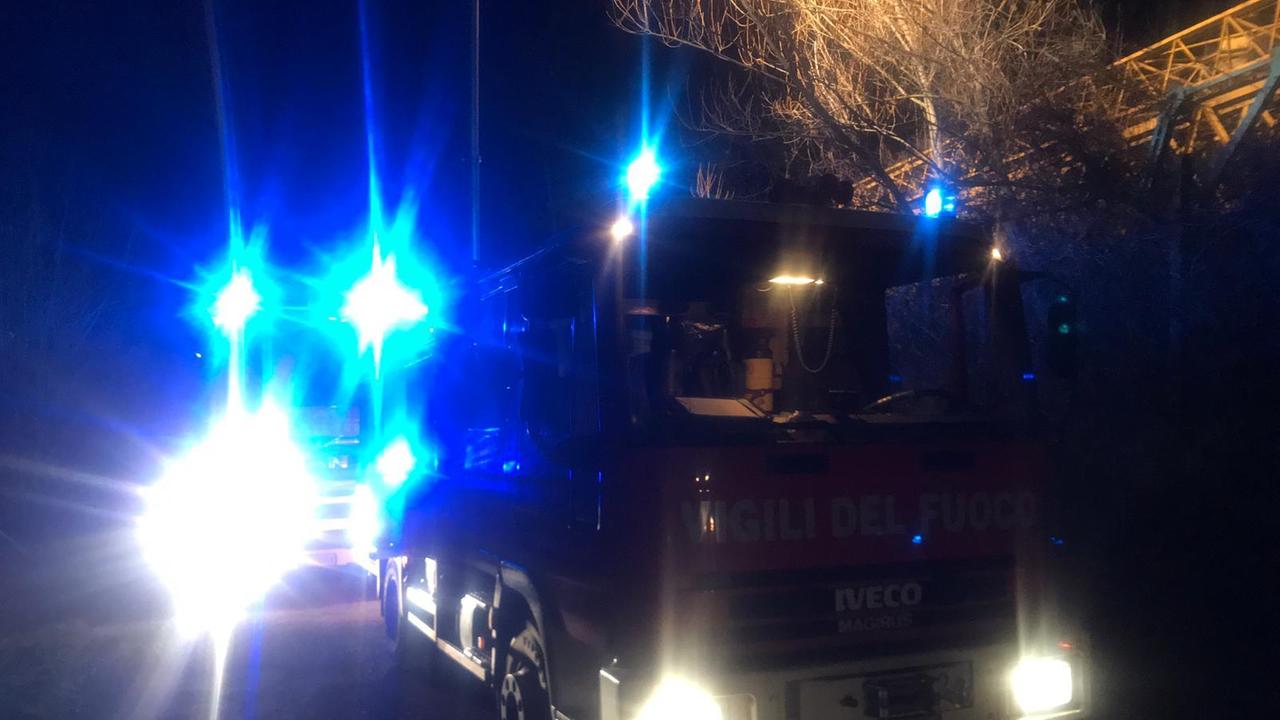 L'autobotte dei Vigili del fuoco sul luogo dell'incendio