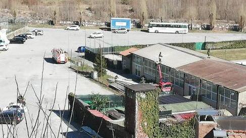 Tromba d’aria fa volare via le lamiere dal tetto della piscina