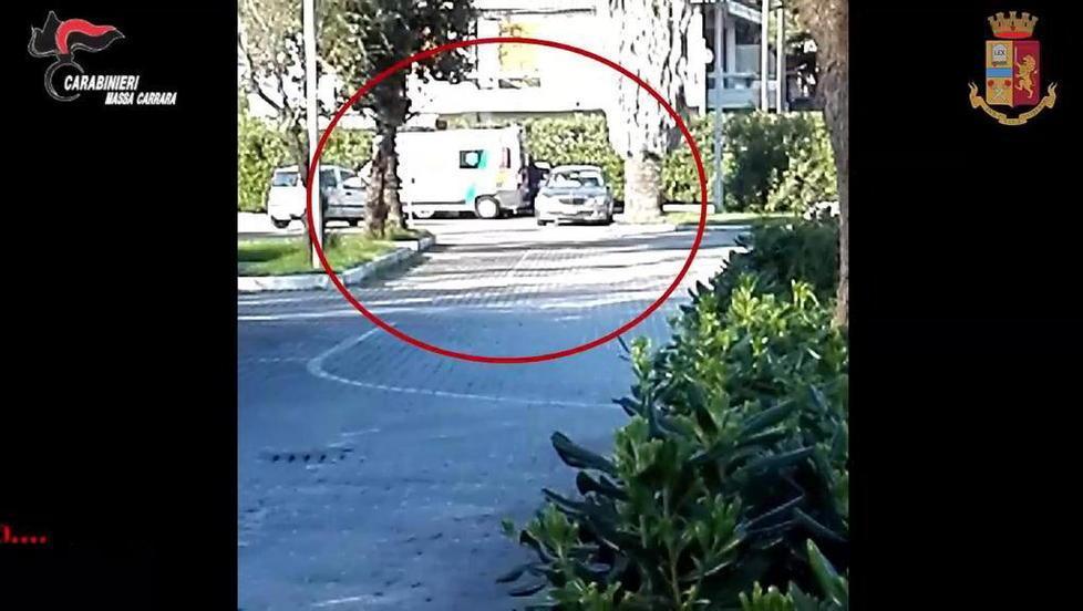 «Porta i soldi al dottore così ti fa i documenti» 