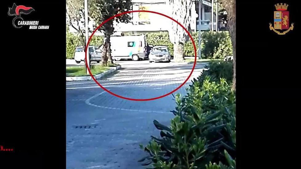 «Porta i soldi al dottore così ti fa i documenti»