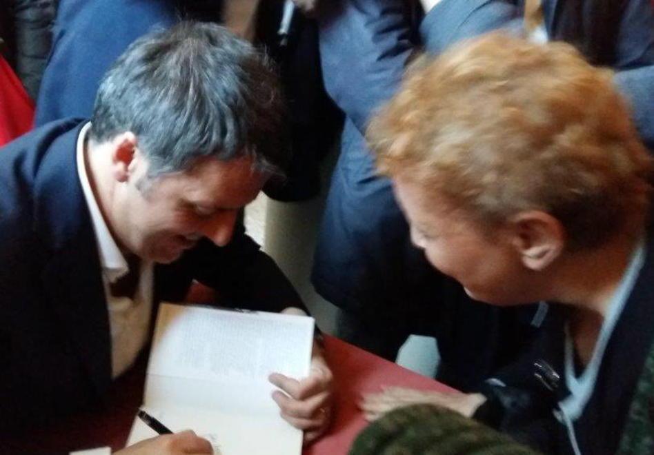 «Credete nel futuro, non abbiate paura» Renzi fa il pieno al teatro dei Differenti 