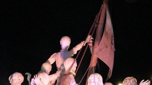 Carnevale bello di notte con la magia delle luci e gli sguardi spettrali