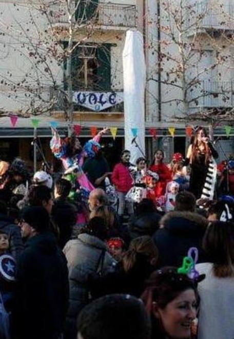 Maschere e coriandoli in piazza Garibaldi