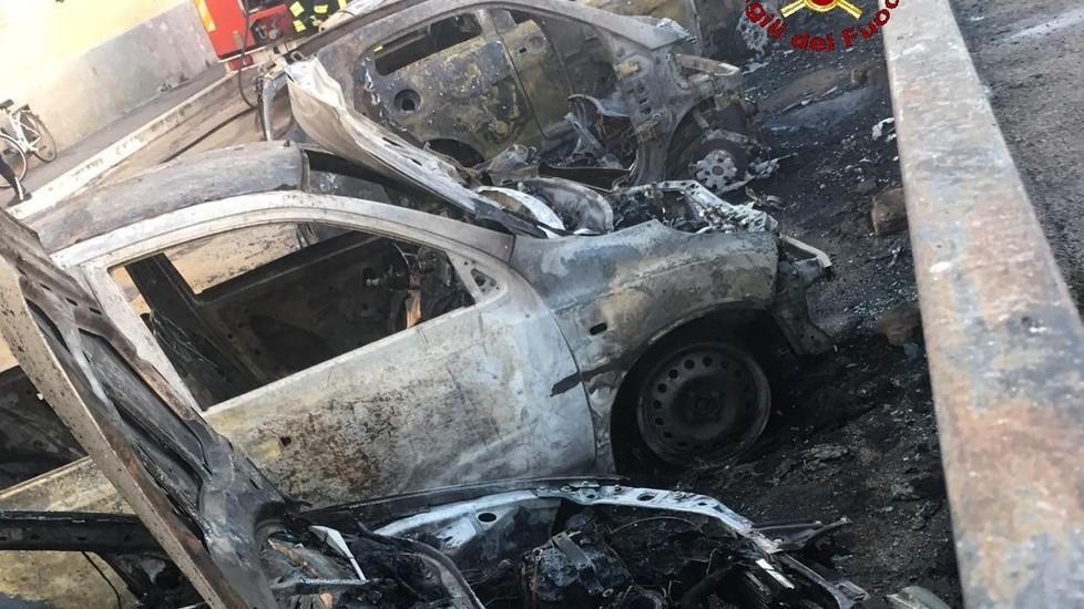 Il fuoco distrugge cinque auto paura per eventuali intossicati 