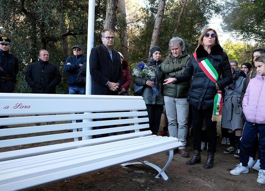 C’è una panchina bianca dove Sara fu travolta 