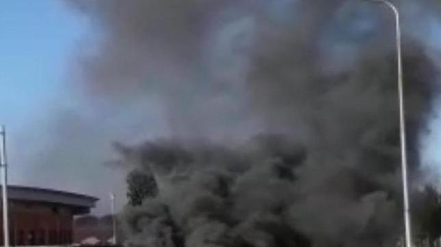 Giovane illeso nell’auto distrutta dalle fiamme