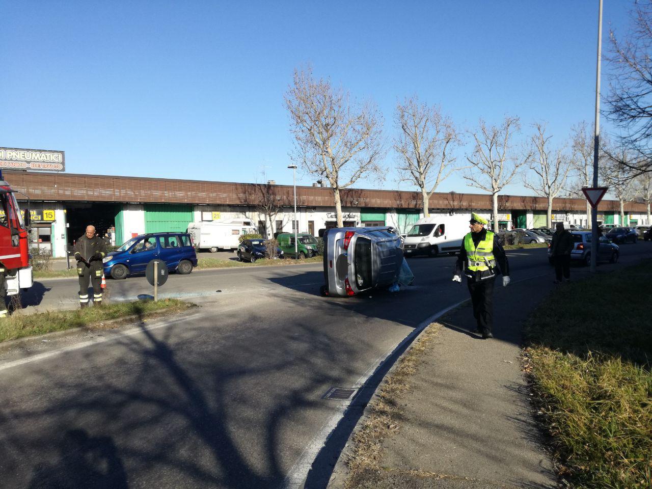 Modena,schianto tra due auto: una si rovescia