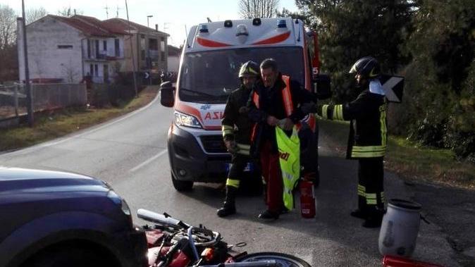 Schianto tra auto e moto, ferito giovane di Pilastri