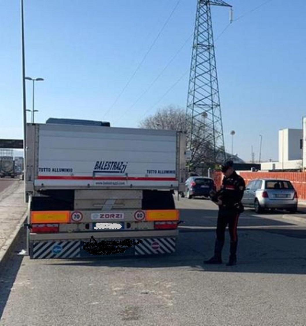 Un controllo dei carabinieri ad un tir che nulla c'entra con l'arresto del ladro dei fanalini