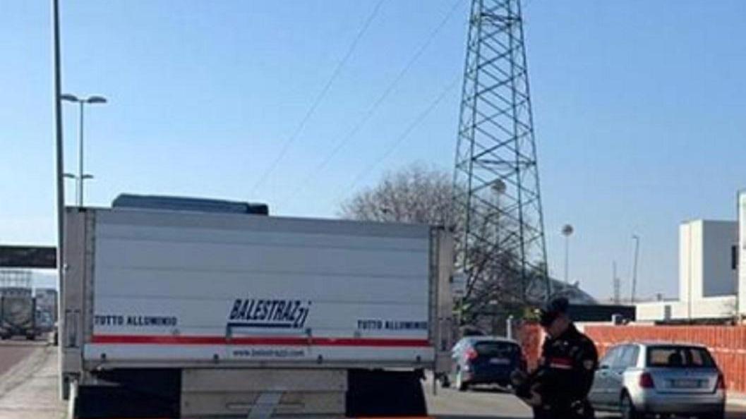 Un controllo dei carabinieri ad un tir che nulla c'entra con l'arresto del ladro dei fanalini