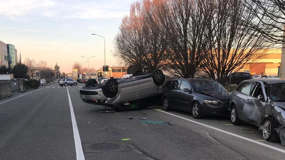 La Touran condotta dal 60enne che si è capottata in via Galvani dopo varer colpito tre auto in sosta