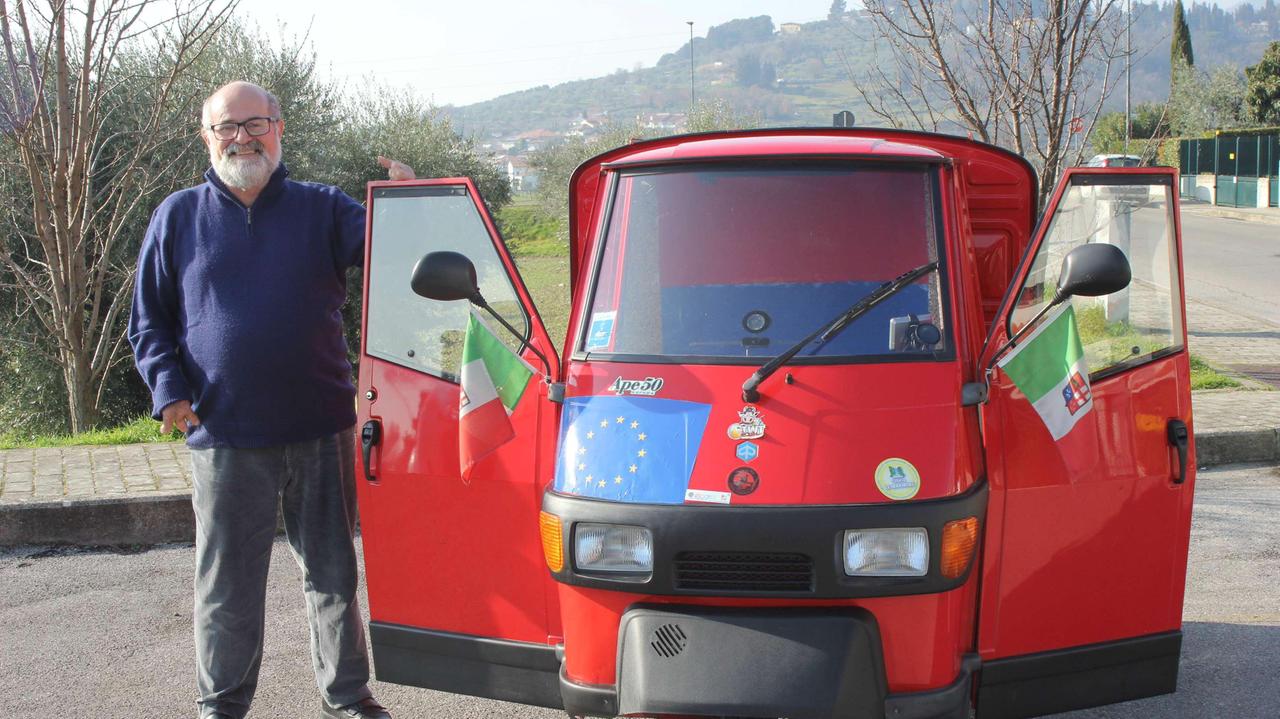 Angiolo Gragnaniello col suo Ape 50 camperizzato (foto Sproviero-Batavia)