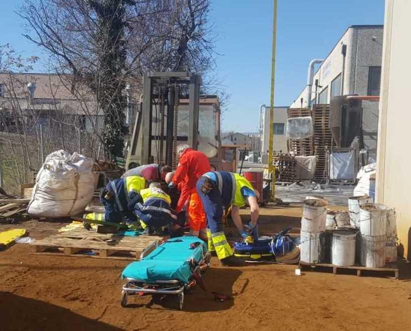 I soccorsi all'operaio ferito nella ditta di Sassuolo