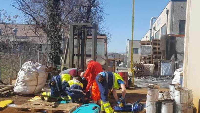 I soccorsi all'operaio ferito nella ditta di Sassuolo