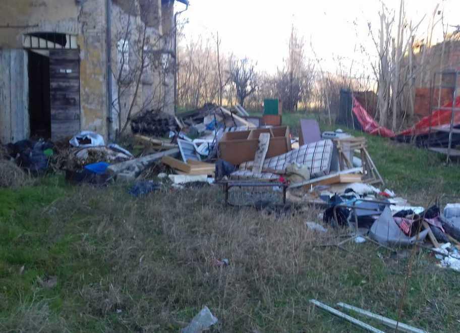 Reggio Emilia, l’antica corte di Gaida invasa da rifiuti e amianto 