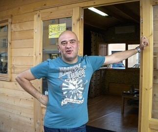 Finale, contatore staccato, il barbiere terremotato non può più lavorare 