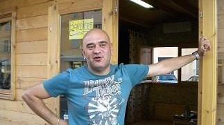 Finale, contatore staccato, il barbiere terremotato non può più lavorare