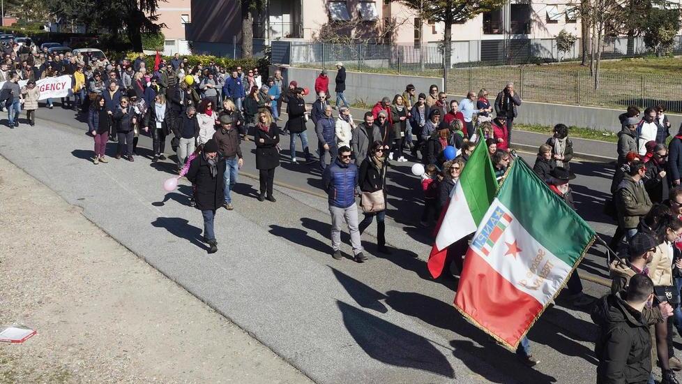 Piazza piena e carica per dire no al fascismo «Ci vuole aria buona»