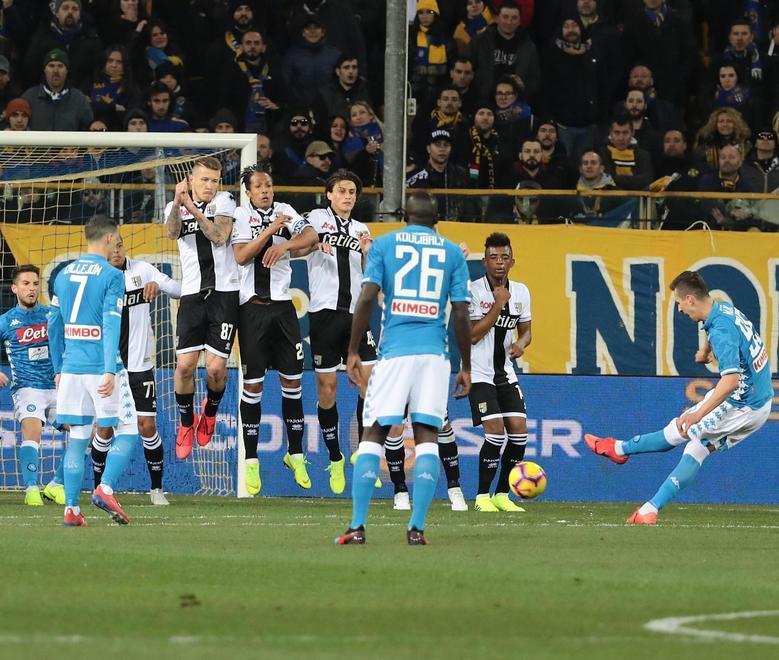 Con la carica dei polacchi il Napoli stende un fiacco Parma