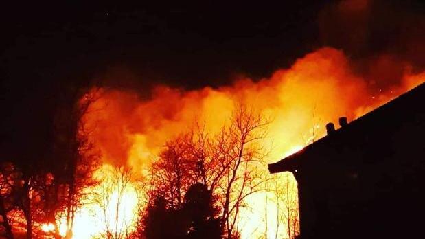 Arni minacciata dalle fiamme di un incendio doloso