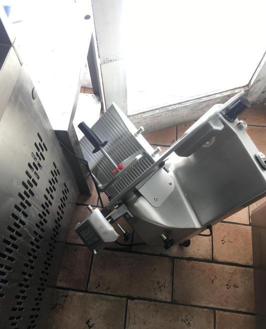 Rompe la vetrata del ristorante per rubare: arrestato, è già libero 
