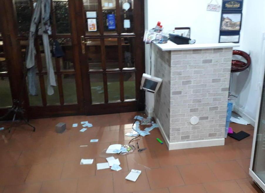 Secondo raid in un anno da “Sapori di Napoli”: danni e cassa rubata