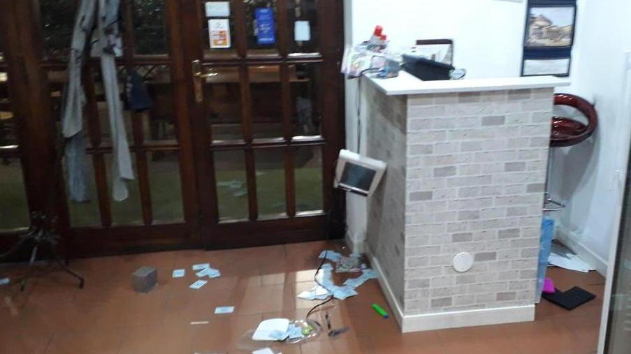 Secondo raid in un anno da “Sapori di Napoli”: danni e cassa rubata
