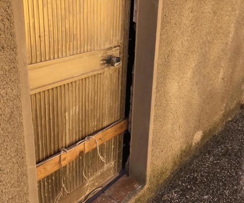 In frantumi la vetrata di un negozio e poi spaccano le fioriere in piazza 