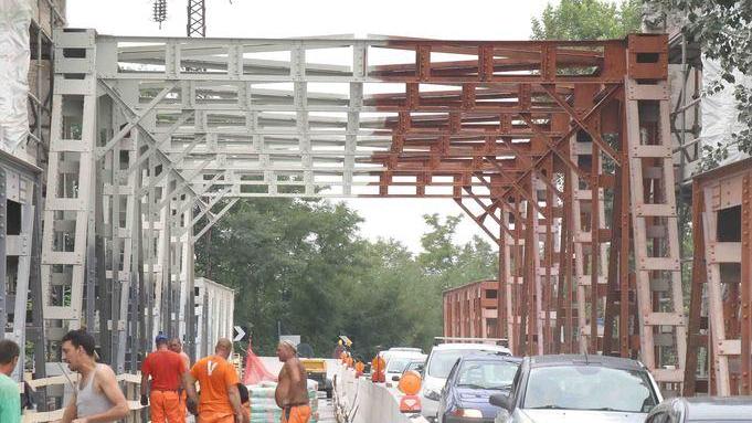 Prove di carico sul ponte prima della riapertura