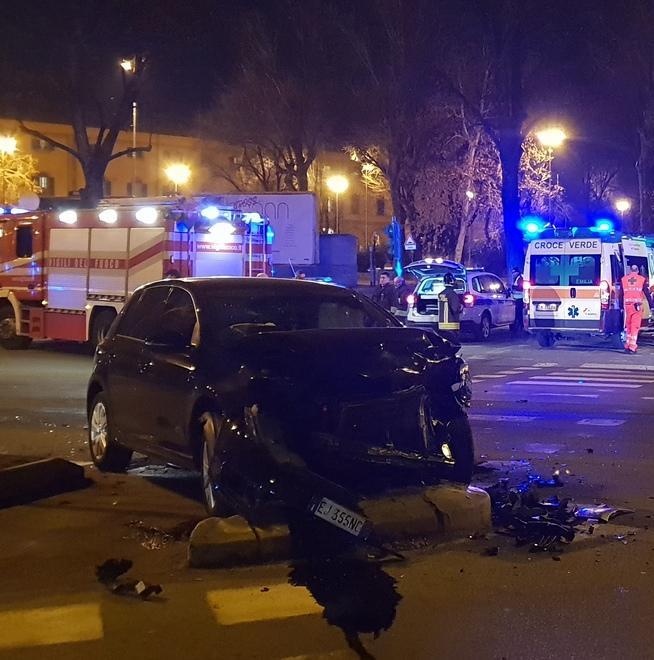 Scontro all’incrocio su viale Isonzo Tre persone ferite