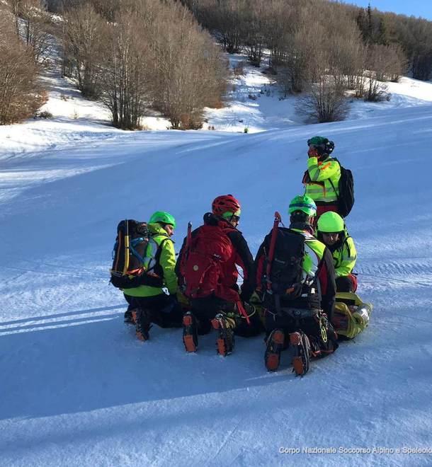 Scialpinista esce di pista e sbatte contro un albero 