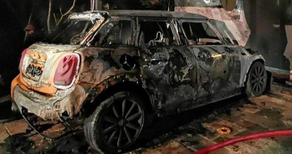 La mini distrutta il 21 febbraio scorso nella foto fornita dai carabinieri di Viareggio