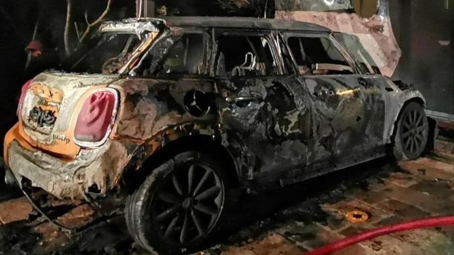 La mini distrutta il 21 febbraio scorso nella foto fornita dai carabinieri di Viareggio
